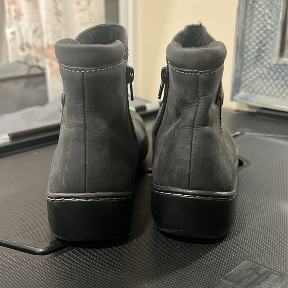 CLARKS Women's Cora Derby Ruched Black Side Zip Booties - Picture 4 of 9